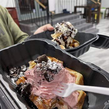 GRANDMAS ICE CREAM & WAFFLES